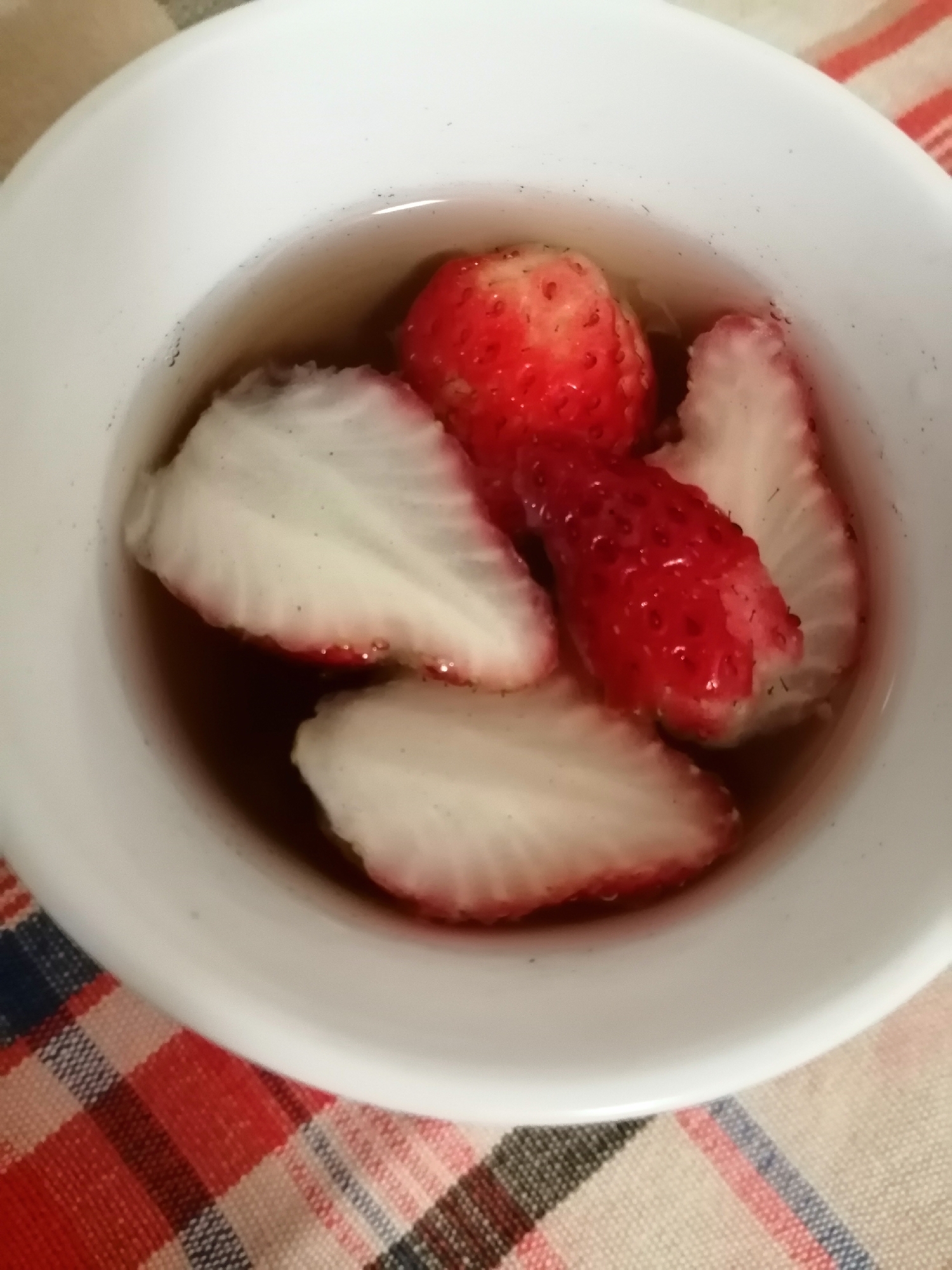 苺、メープルシロップ入りほうじ茶