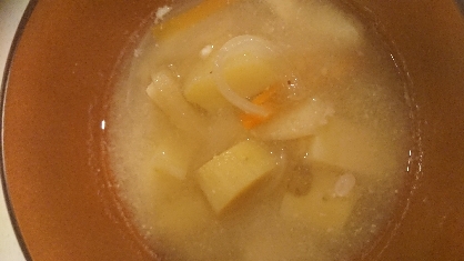 さつま芋とたまねぎの甘さで美味しい味噌汁でした。