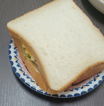 キャベツとスクランブルエッグのサンドイッチ