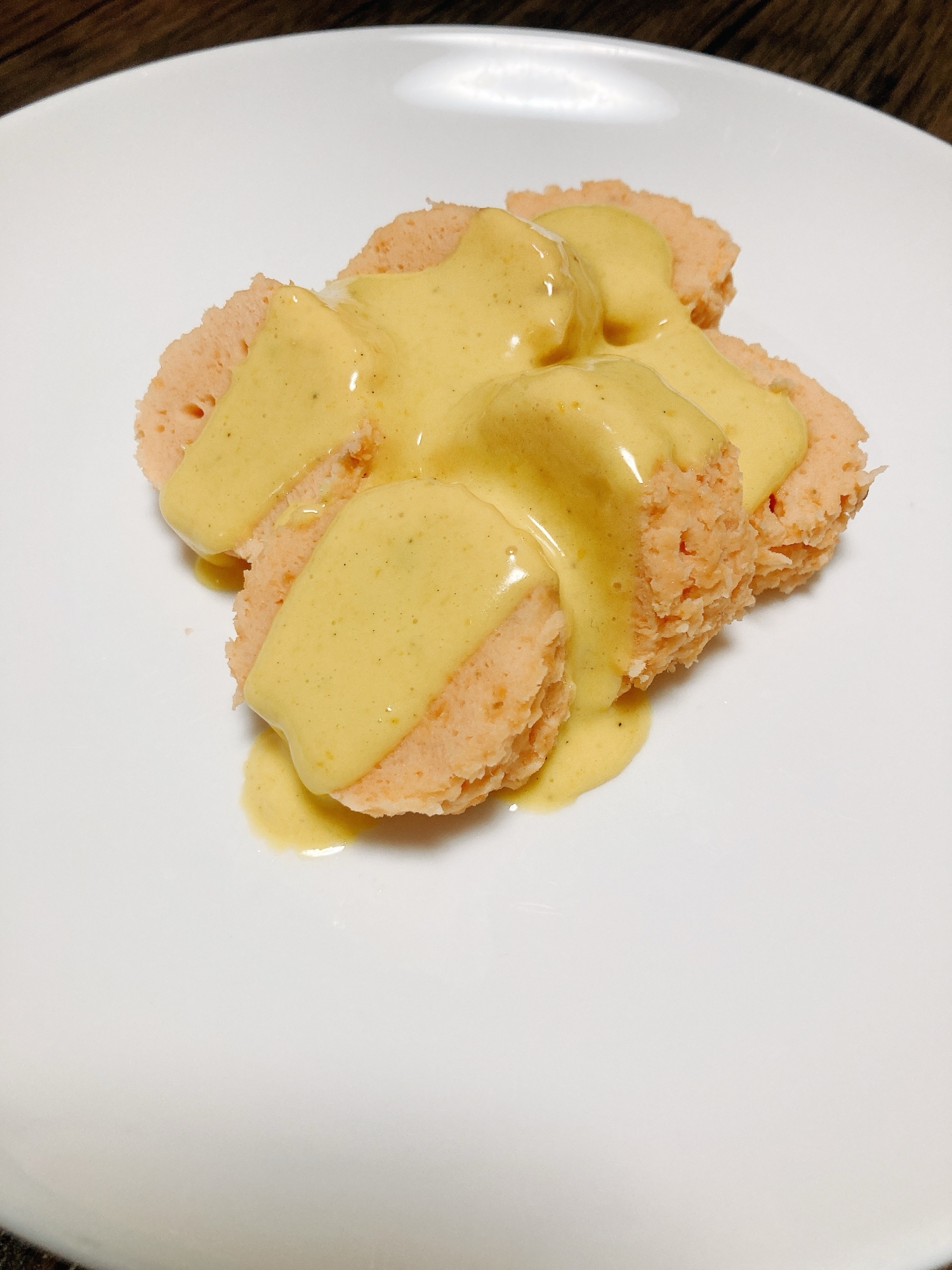 サーモンローフのオランデーズソースかけ