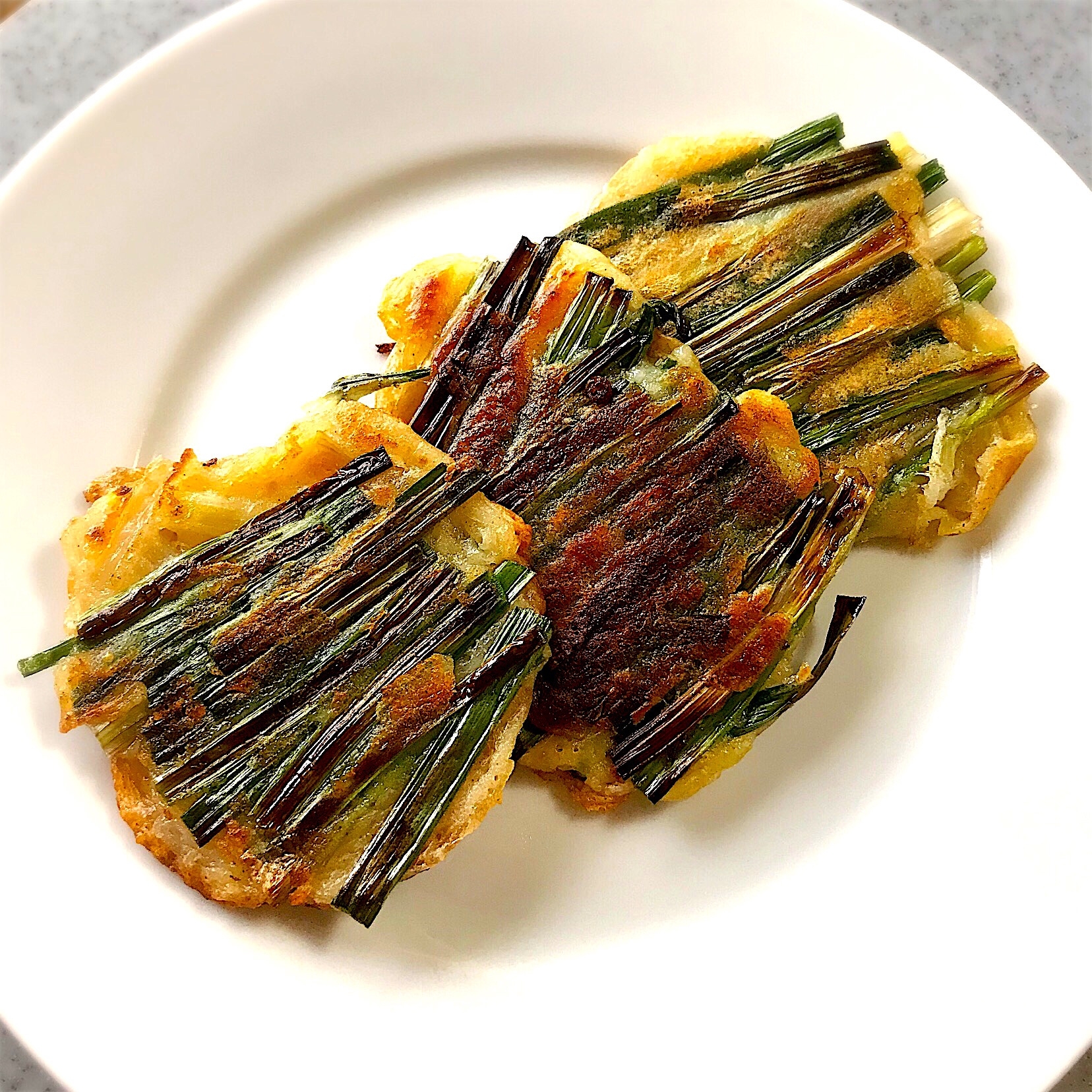 白い皿に盛られたエシャレットのチヂミ