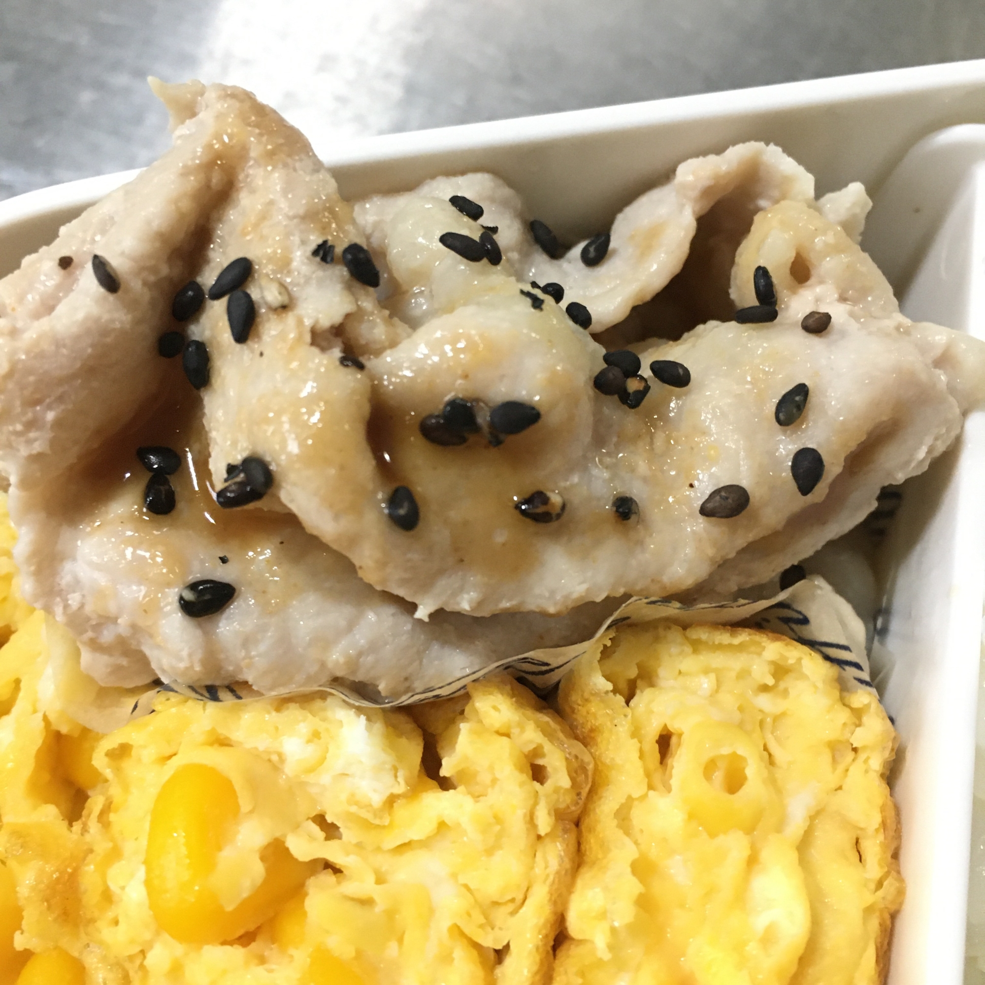 お弁当にも◎ごまだれ豚ロース肉のごま塩かけ