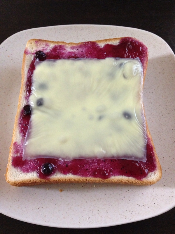 ブルーベリージャムとチーズのトースト