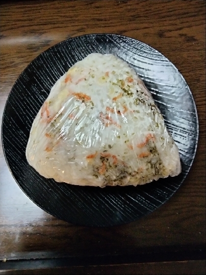 揚げ玉と黒ごまとあみえびのおにぎり