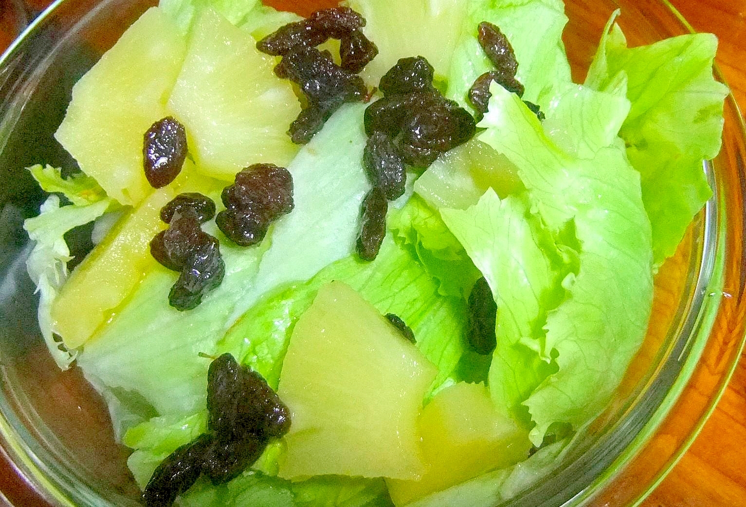 レタスとパインレーズンサラダ