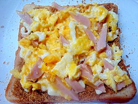 おさかなソーセージとゴマとチーズ卵炒めのトースト