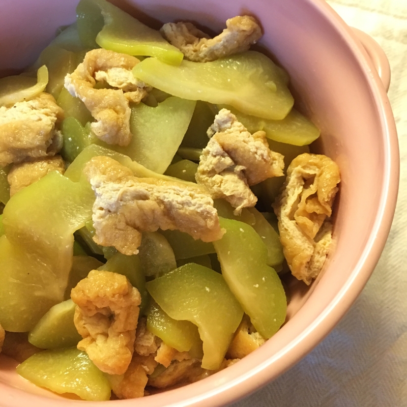 ピンク色の器に盛られたハヤトウリと油揚げの炒め煮