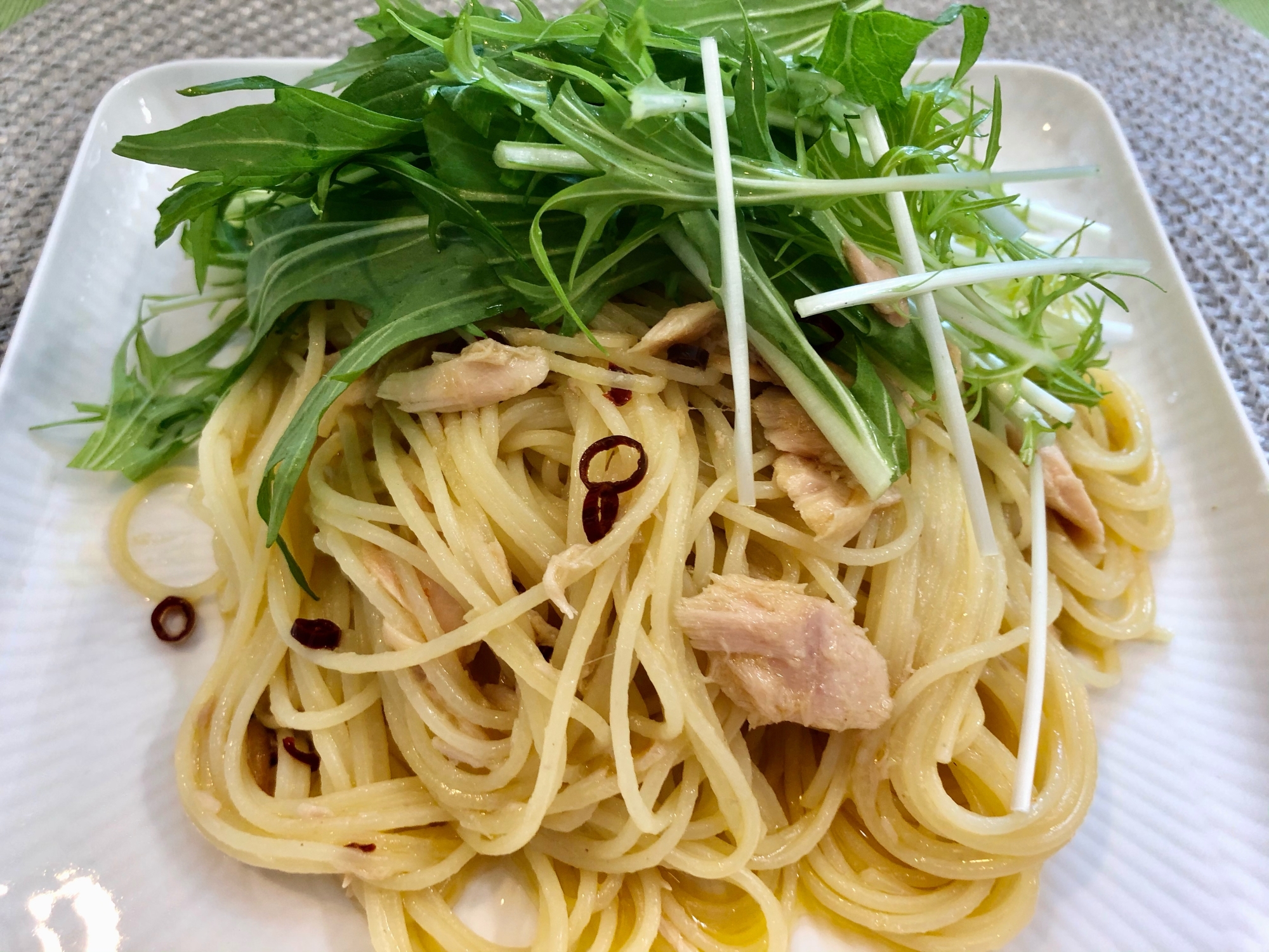 赤ワインと♫水菜とツナのピリ辛ペペロンチーノ