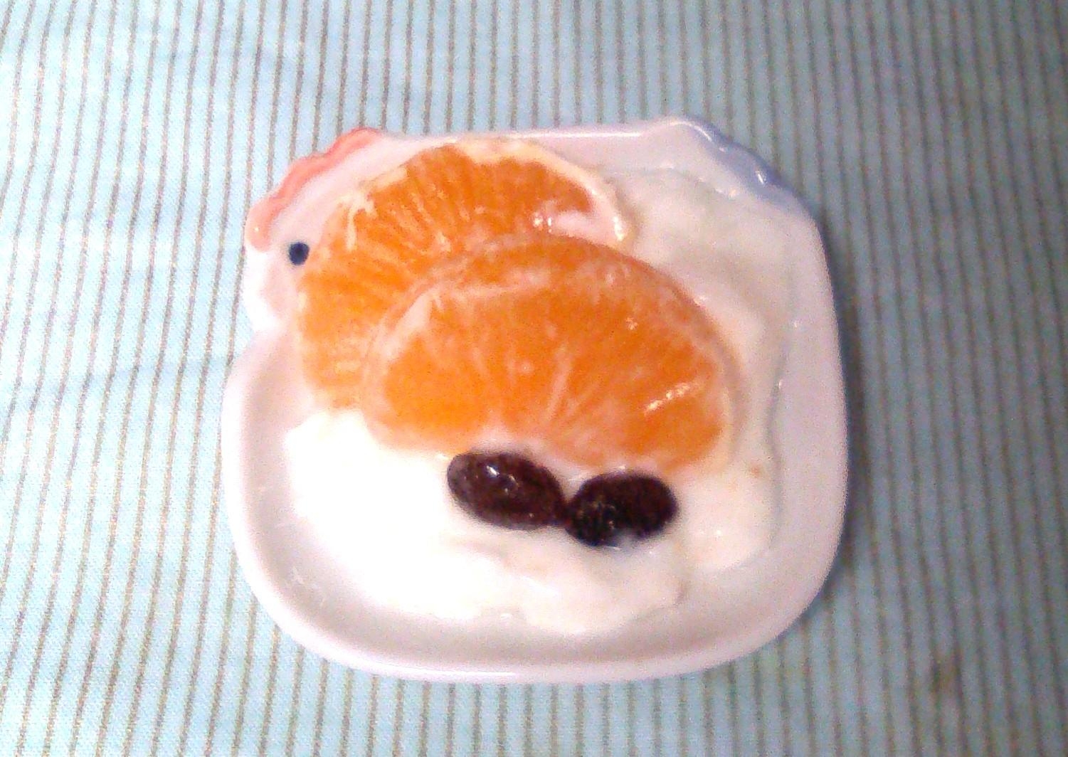 みかんとレーズンのヨーグルト
