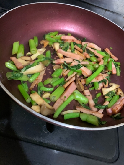 綺麗な色がご馳走　アスパラ菜とベーコンの炒め物