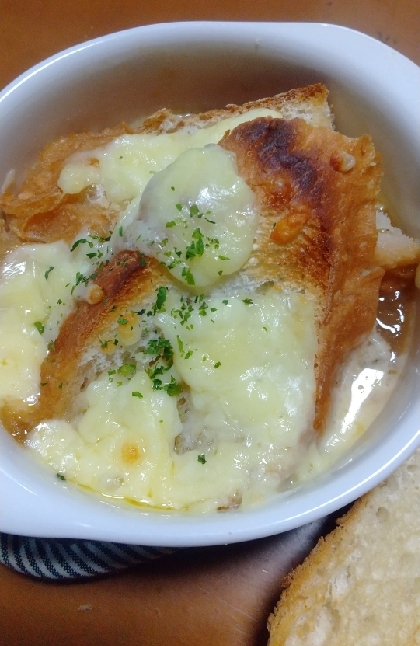 北海道産の美味しい冷凍オニオンスープを頂いたので、大好物のグラタンスープにしました。パンは断然フランスパン派でーす♡次回はスープから作りますね。レシピに感謝♡