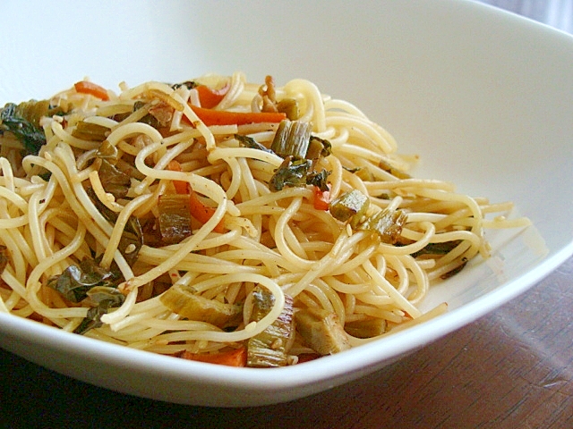 白い皿に盛られた高菜炒めのパスタ