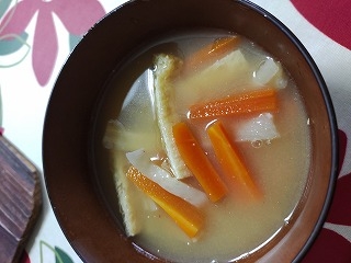 ガーリック風味！豆腐とにんじんの味噌汁