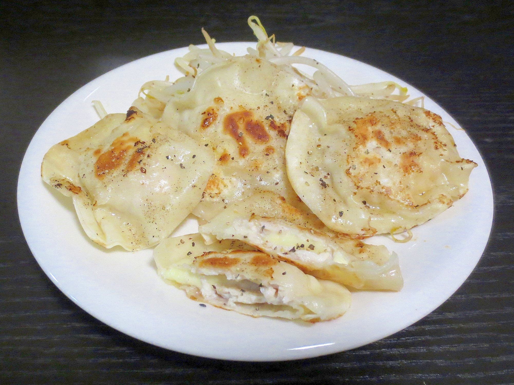 鶏ひき肉とチーズのまぁるい餃子