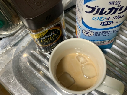 ア、ア、アイスコーヒーにヨーグルトっ！？恐る恐るのトライでしたが…オーマイなんてアタラシ味！さっぱりのようなそうじゃないような…夏の新ブレイク法ですねドモゴチ様