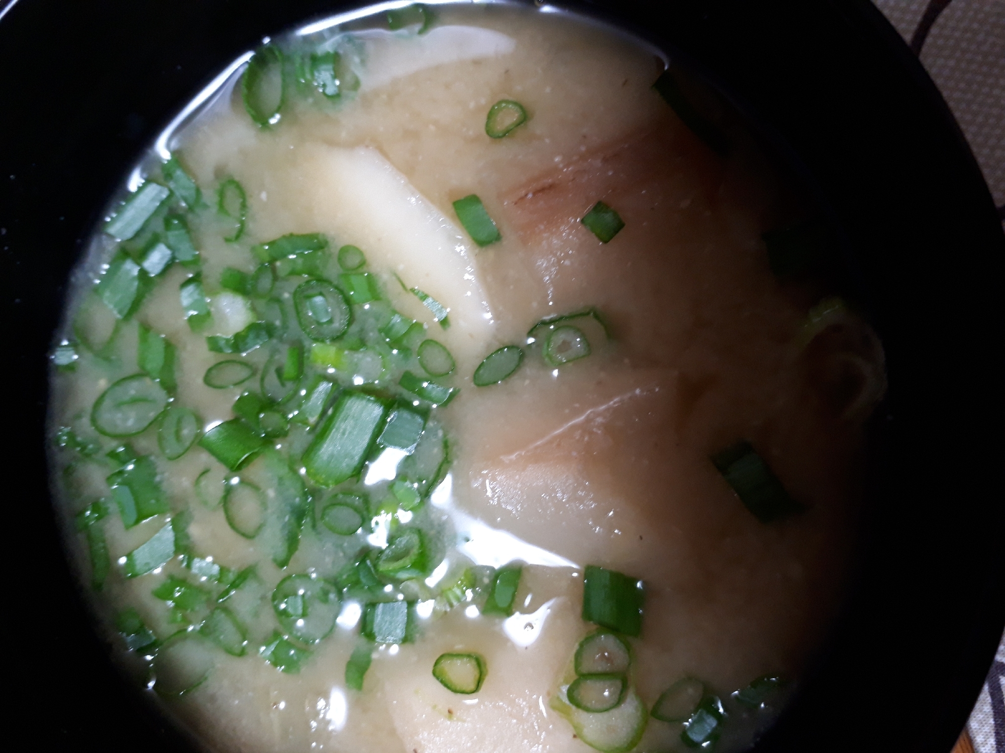 お麩と里芋とねぎのお味噌汁