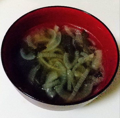 甘さにほっこり♡新玉ねぎとわかめの中華風スープ
