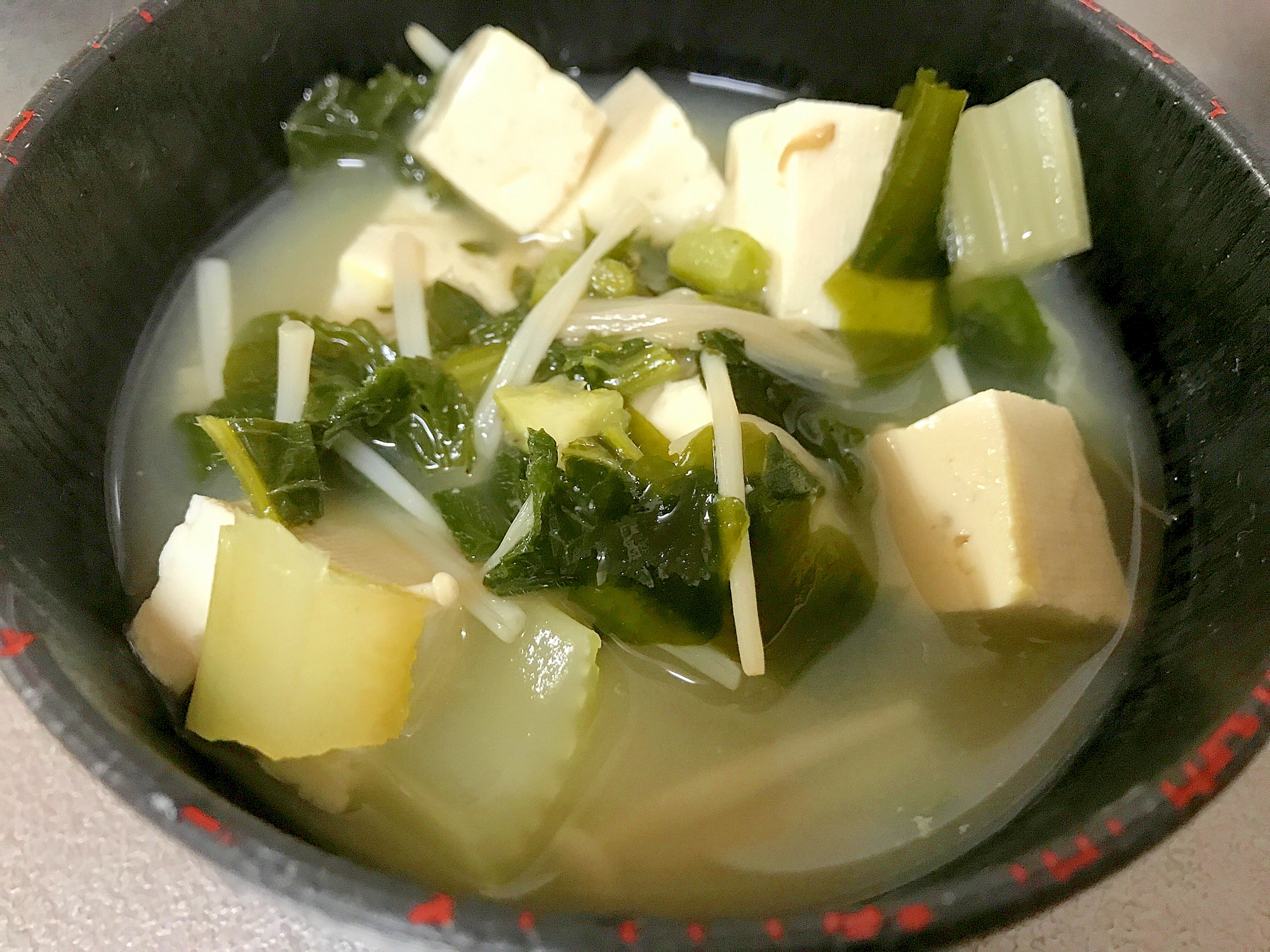 セロリとえのきと大根の葉の豆腐味噌汁