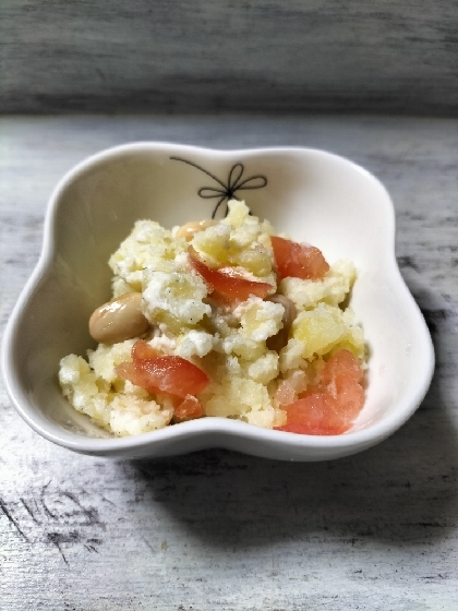 きょうはこちら♬蒸し大豆入りでヘルシーで美味しいポテサラ出来ました♡パプリカの代わりにトマトをʘ⁠‿⁠ʘ美味しいポテサラレシピ感謝です❦