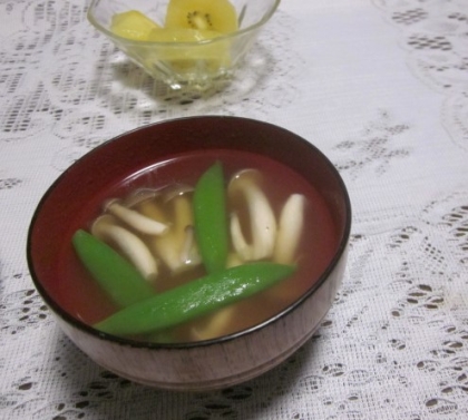 絹さや しめじ 油揚げのお味噌汁