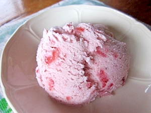塩麹入り苺ジャムのアイスクリーム