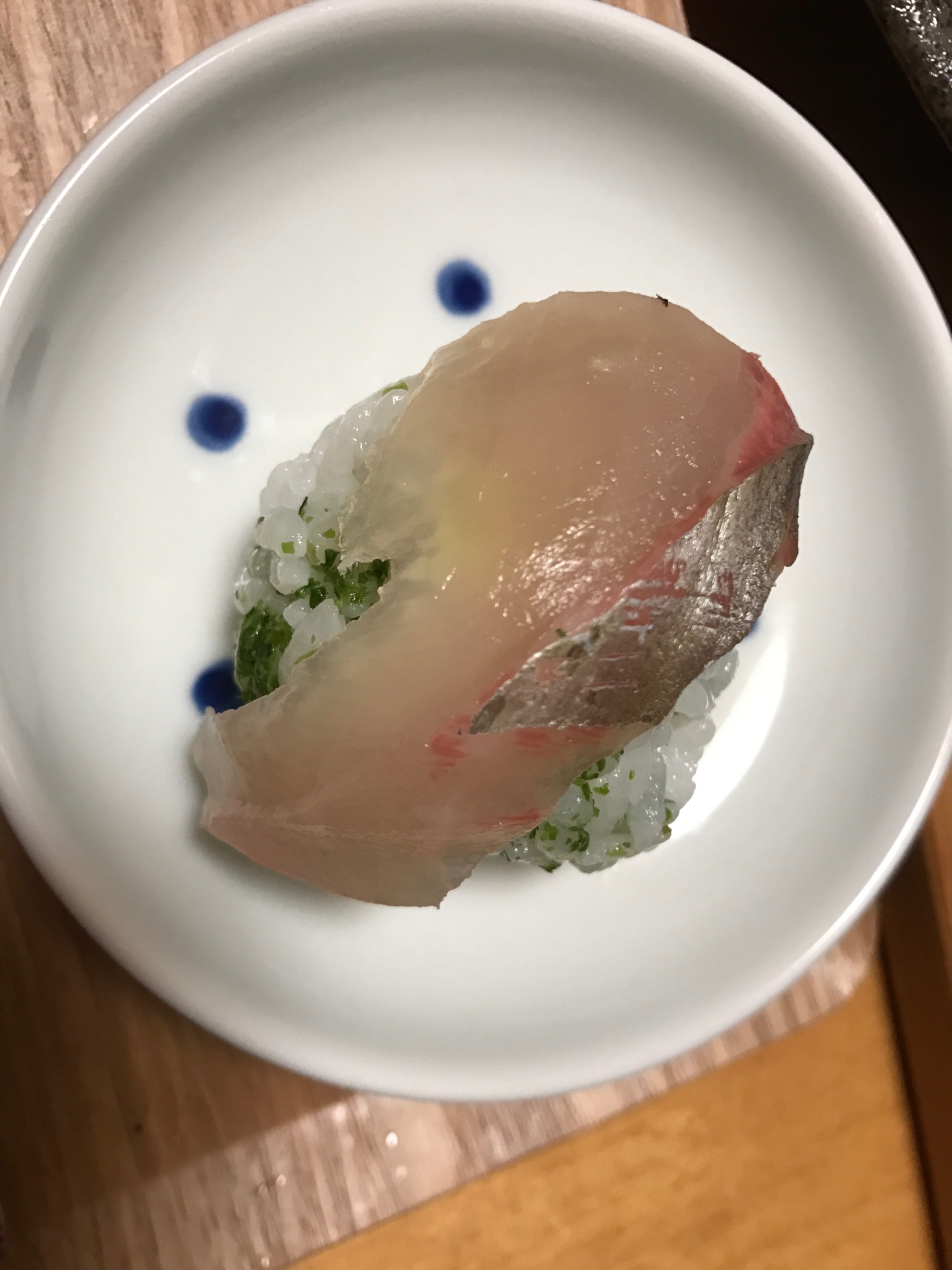青海苔酢飯でハマチの手毬寿司