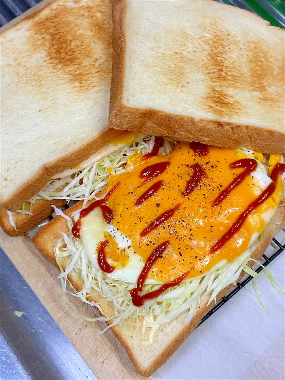 目潰しエッグにチェダーチとろ～りトーストサンド！