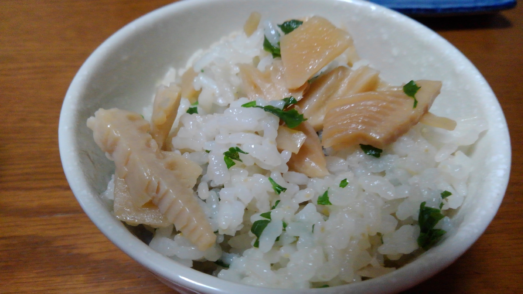 うこぎの香りが大人の味…タケノコご飯