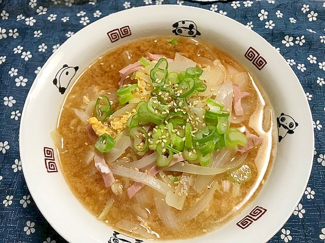 玉ねぎとベーコンと卵の味噌ラーメン