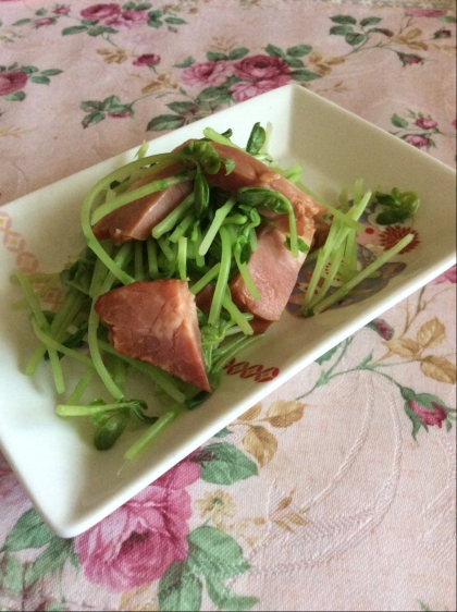 味付け要らず☆お弁当にも☆焼き豚&豆苗炒め