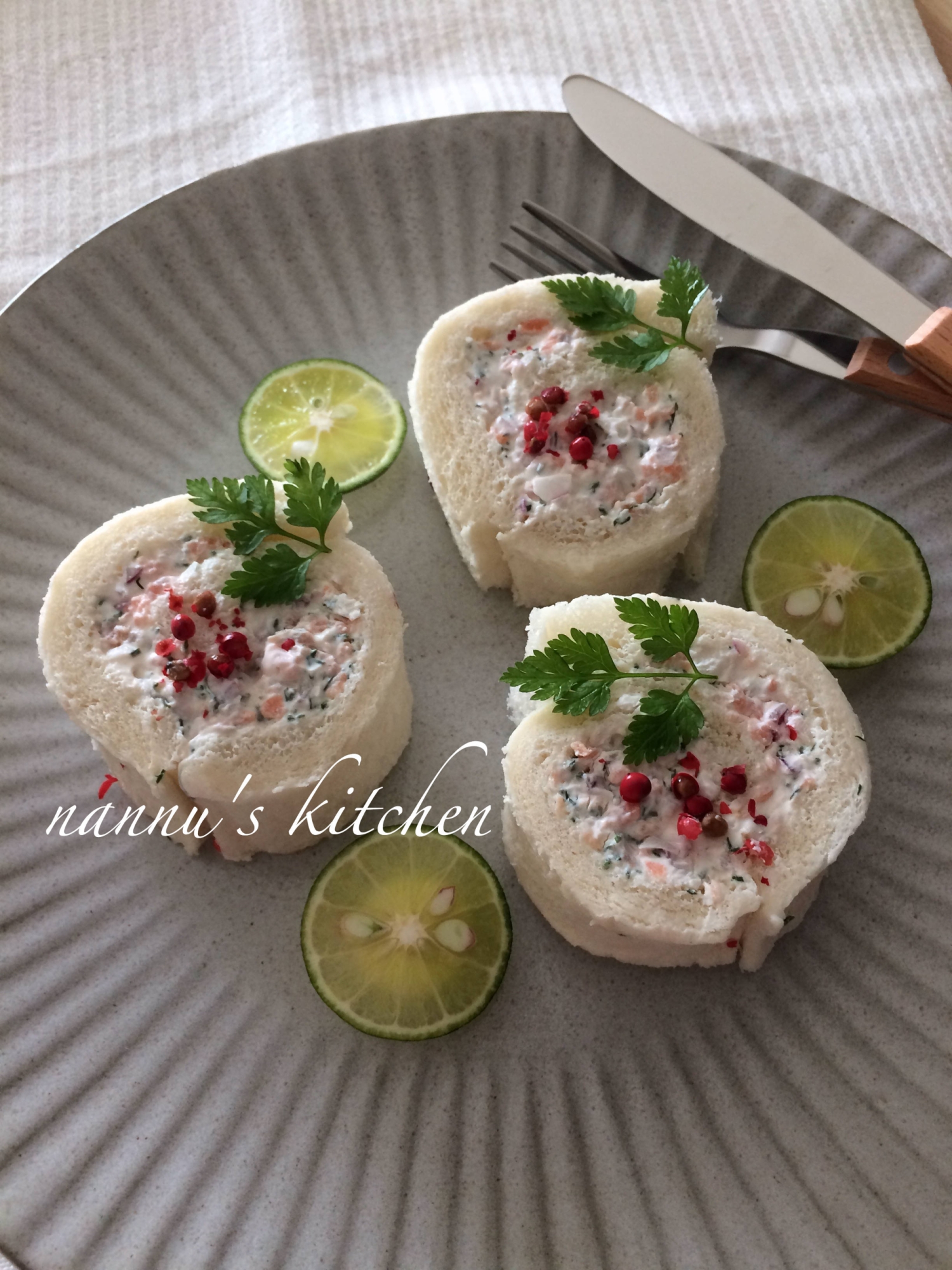 スモークサーモンのヨーグルトムースロール