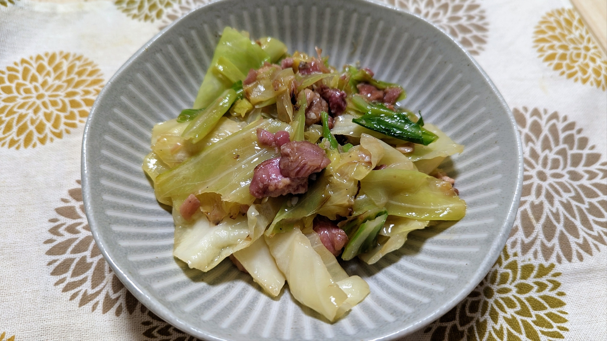 缶詰レシピ☆春キャベツと焼き鳥缶の塩麹炒め