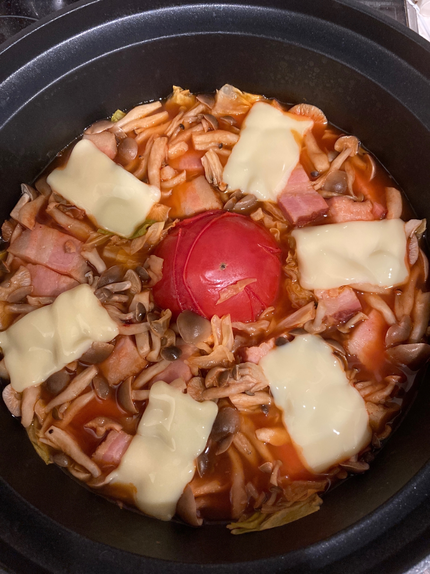 トマトがど〜ん☆キャベツとベーコンの東のまるごと鍋