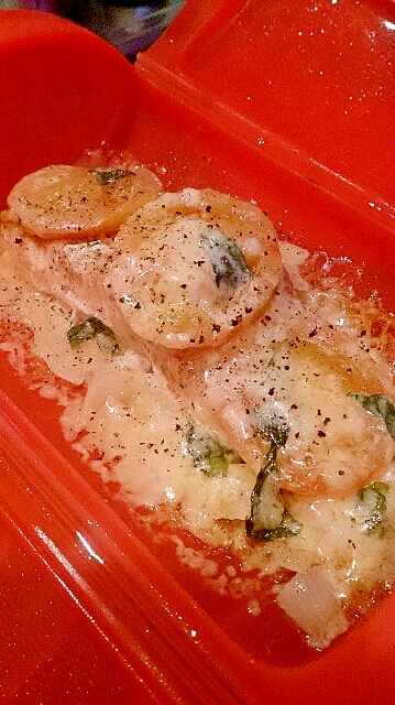 ルクエでサーモンとトマト、チーズのバジル風味