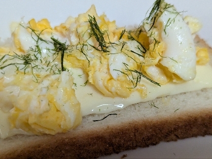 スクランブルエッグと青海苔のマヨチーズトースト