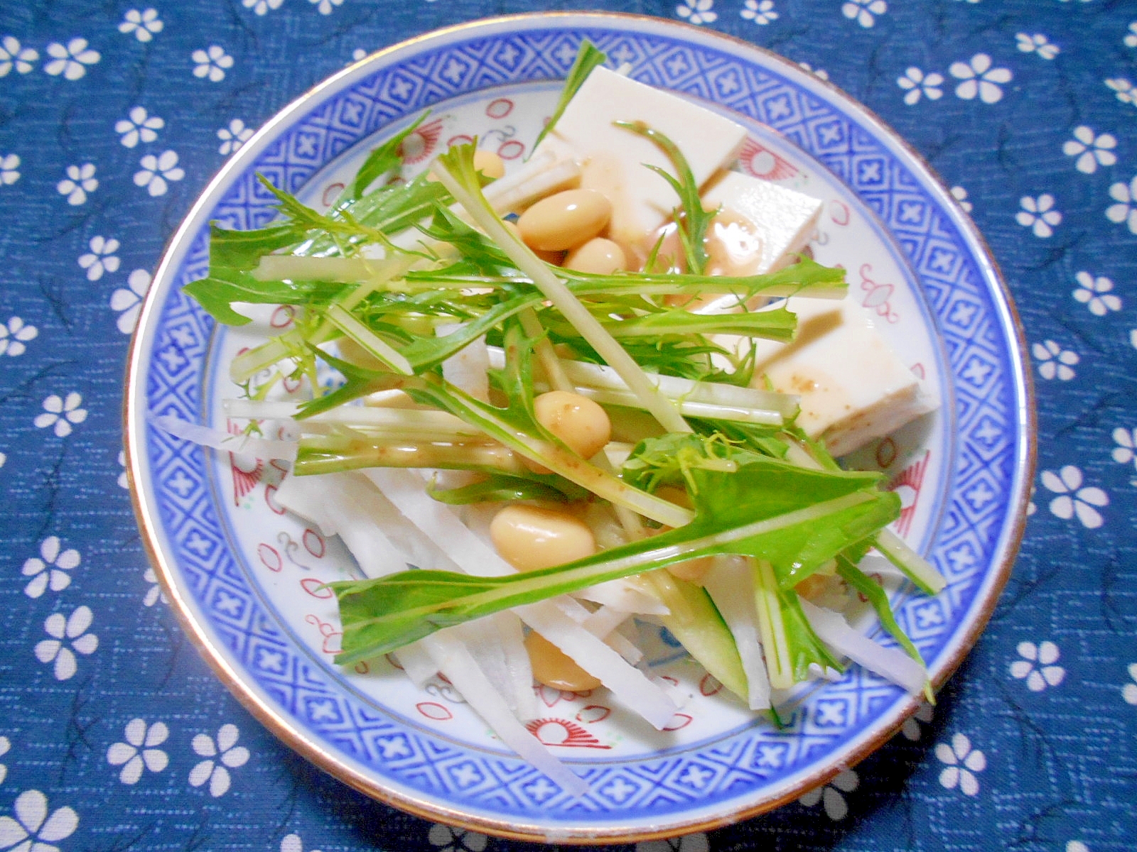 水煮大豆と豆腐と水菜と大根のサラダ