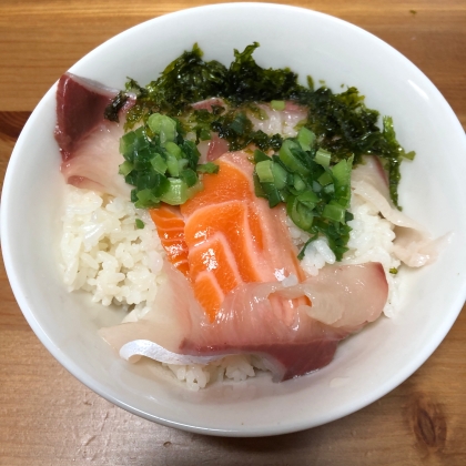 サーモンとブリの漬け丼