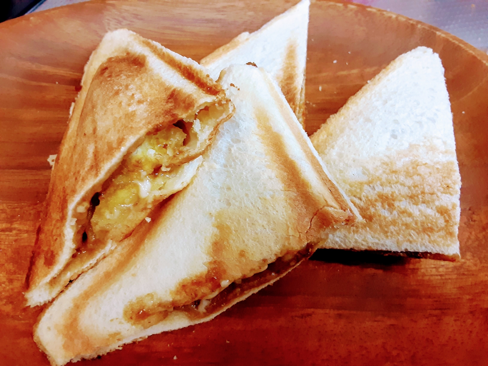 木皿に盛り付けられたさつまいもとビーフシチューのホットサンド