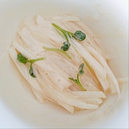 W大根にわさびがアクセントになってとても美味しいサラダでした(*^-^*)
シャキシャキ食感が良いですね♪