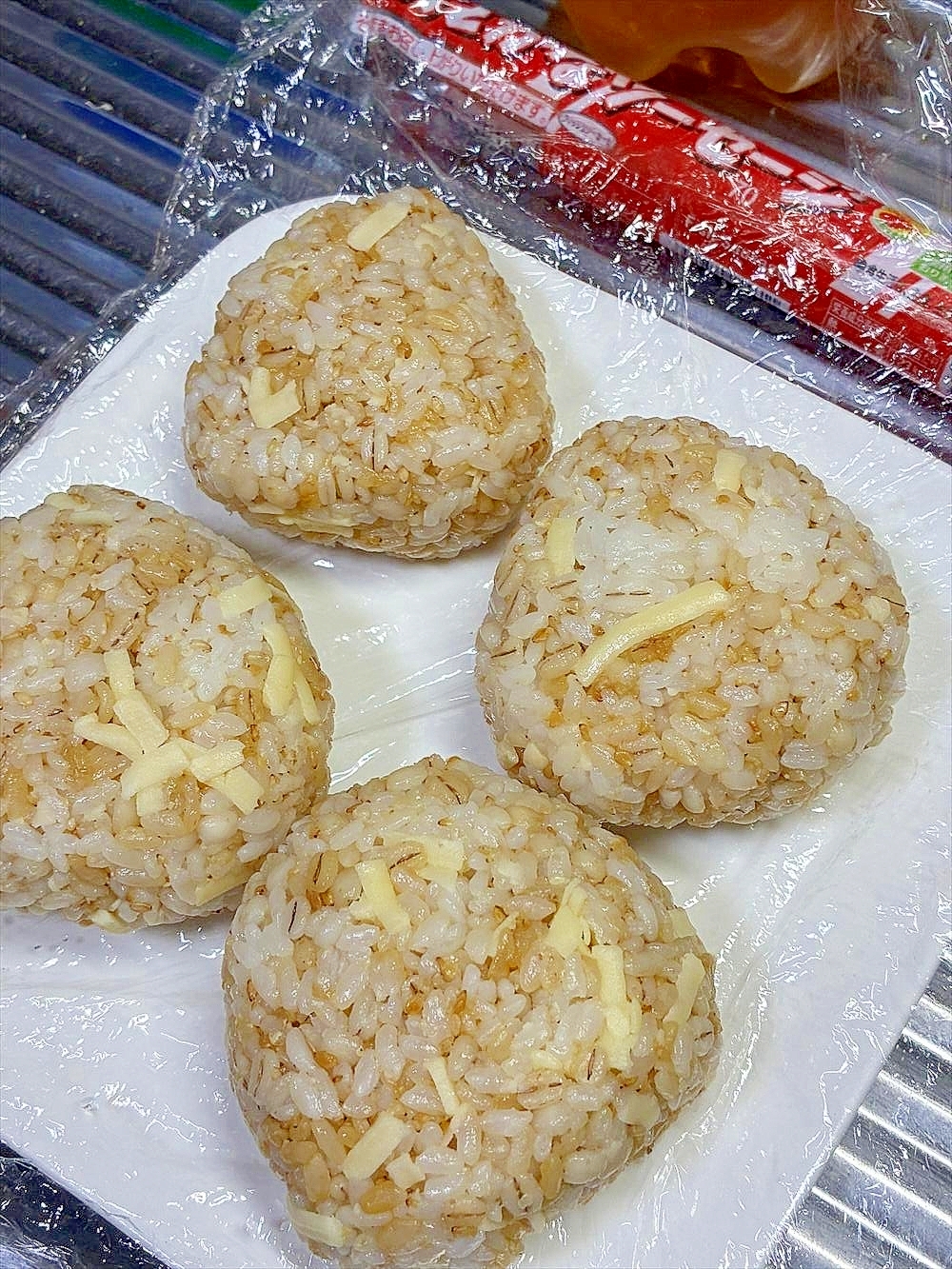 すりごまたっぷり！シュレッチおにぎりお醬油味
