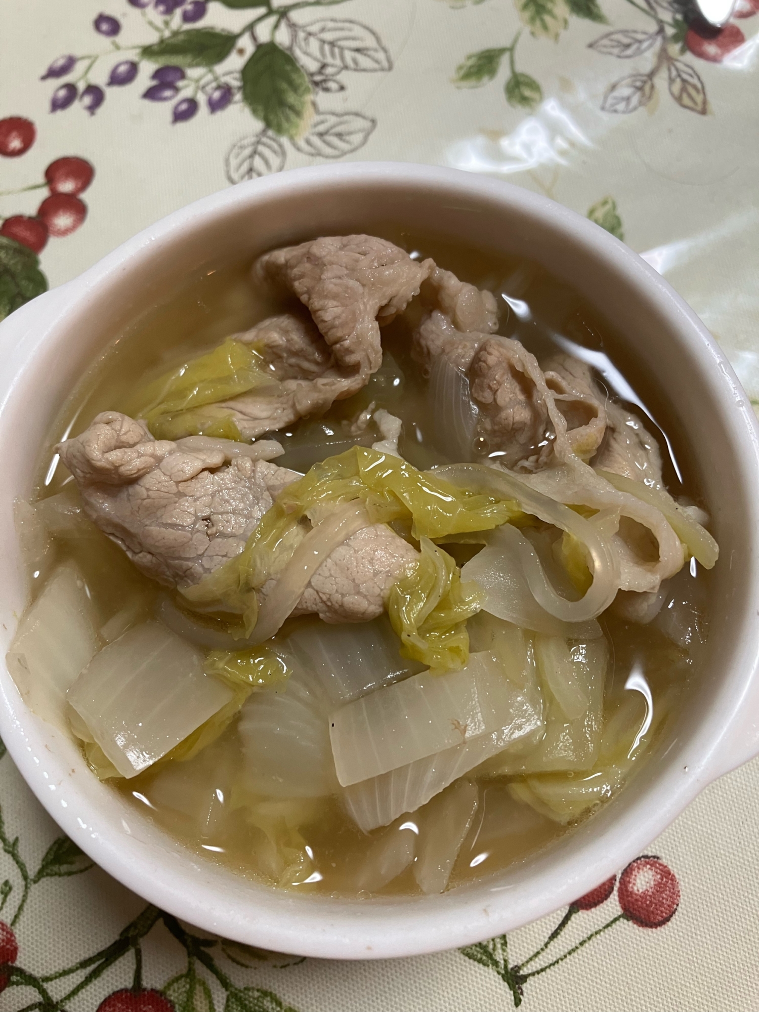 白菜と玉ねぎを切って煮込むだけ！豚肉と白菜のスープ