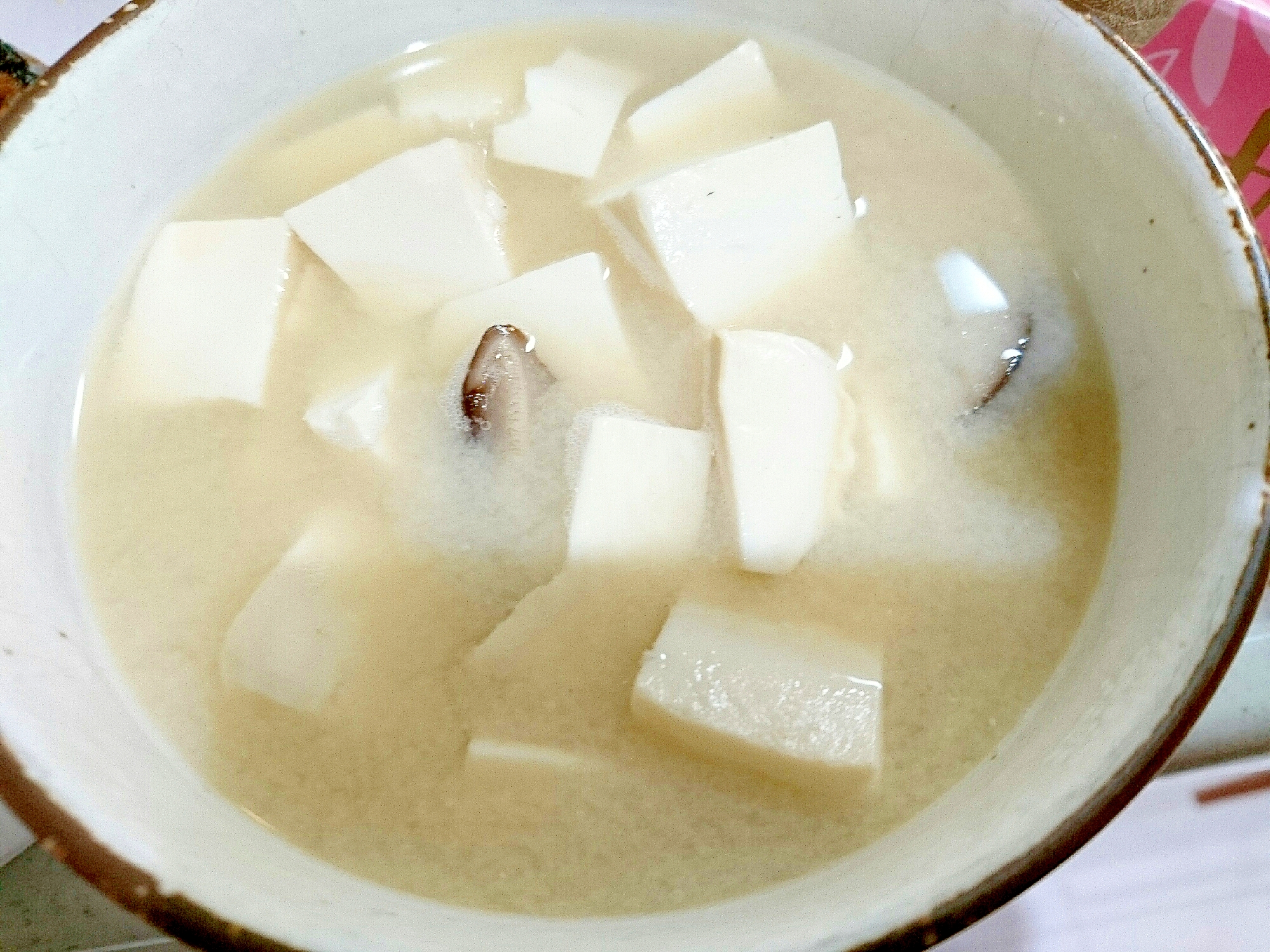 椎茸と絹ごし豆腐の白みそ味噌汁