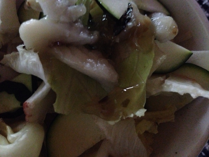 レタスときゅうりと白身魚のグリーンチリソースサラダ