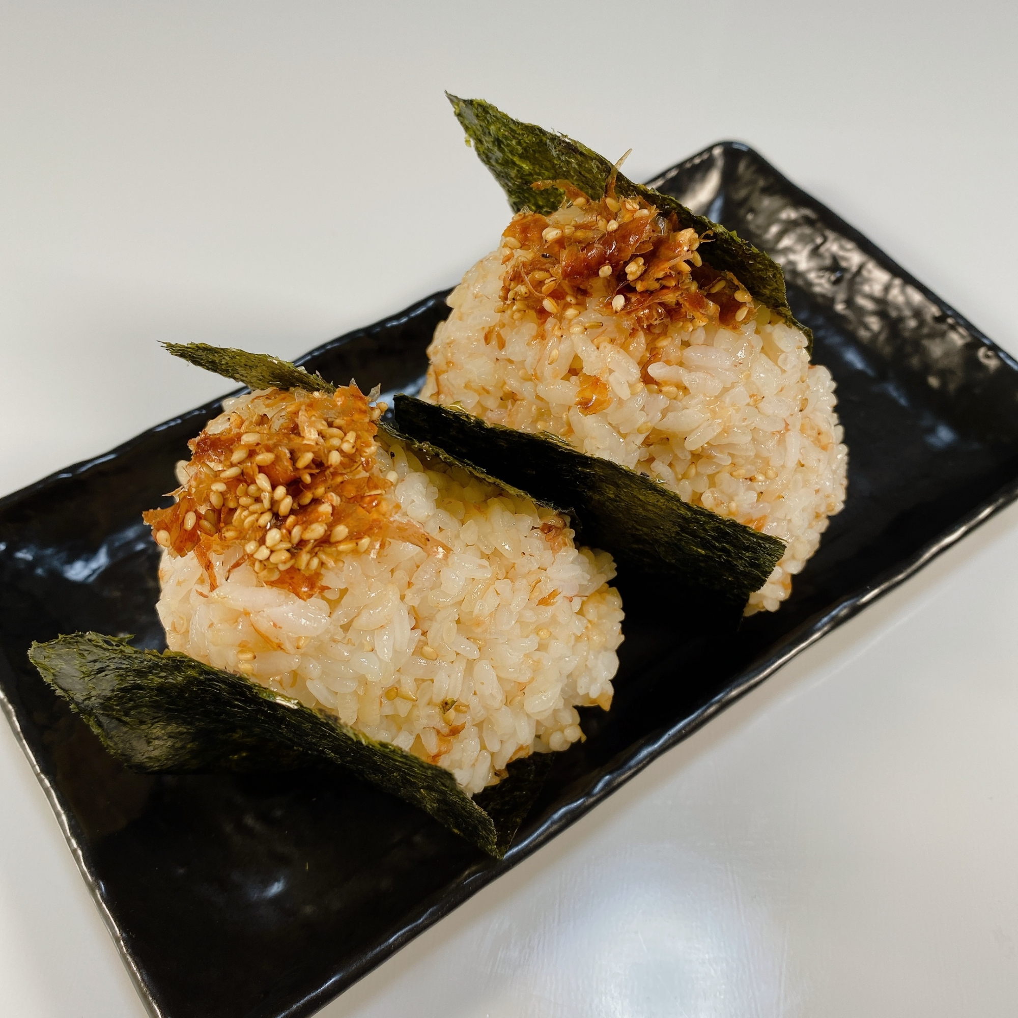 カツオと胡麻が香ばしい！おかかおにぎり