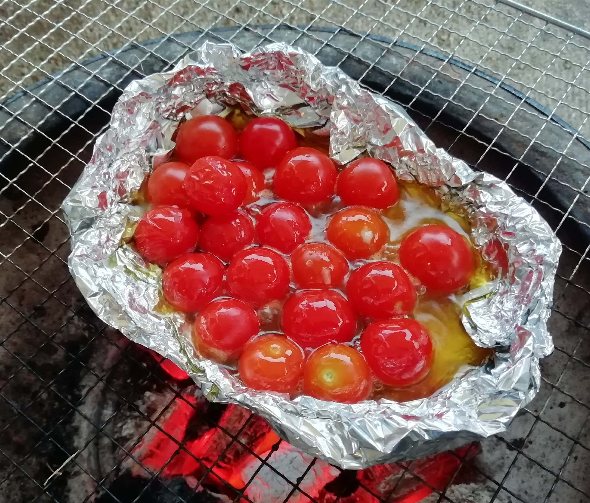 アルミホイルでミニトマトのアヒージョ