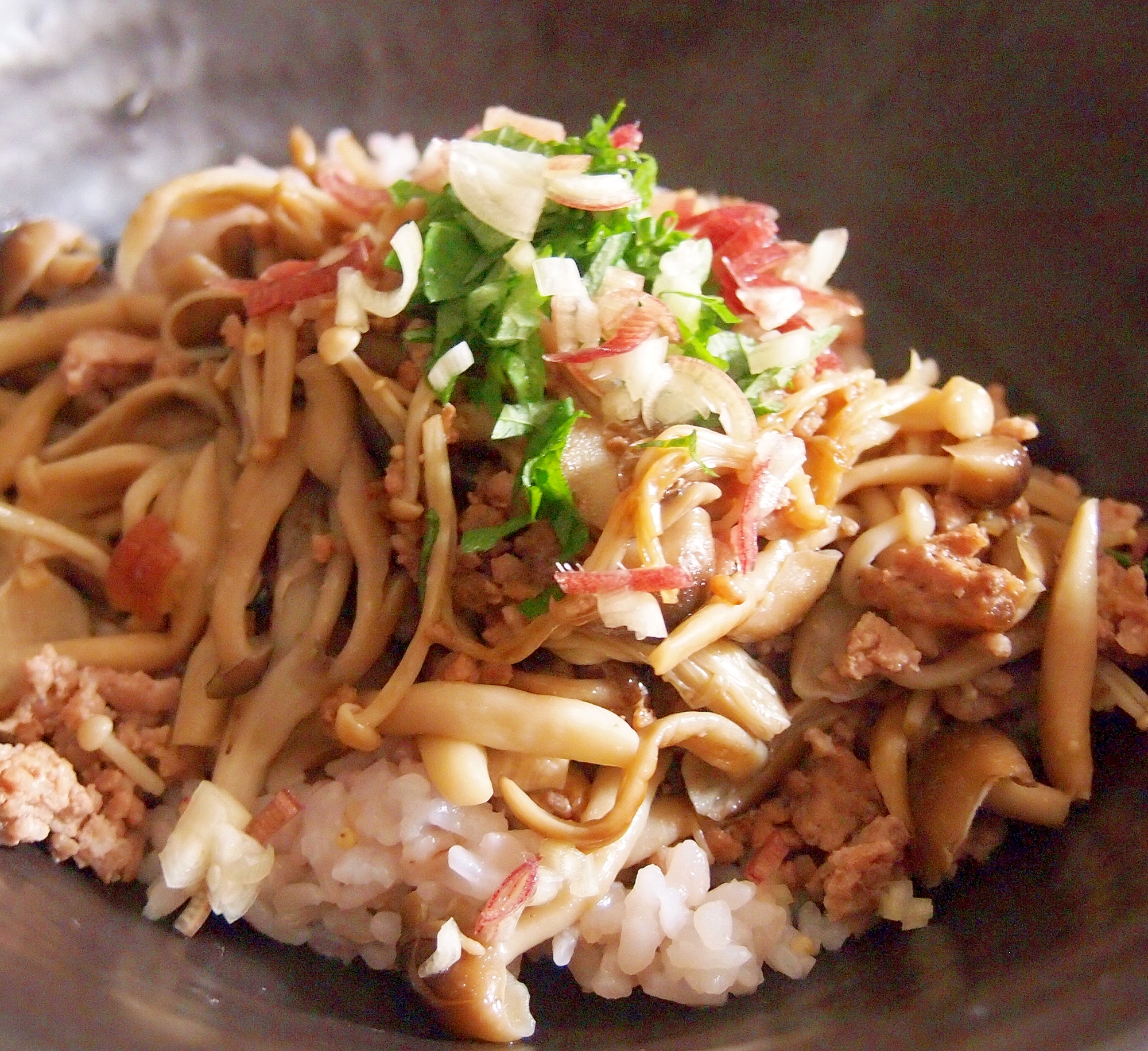 雑穀ごはんで♪たっぷりきのこの肉そぼろ丼