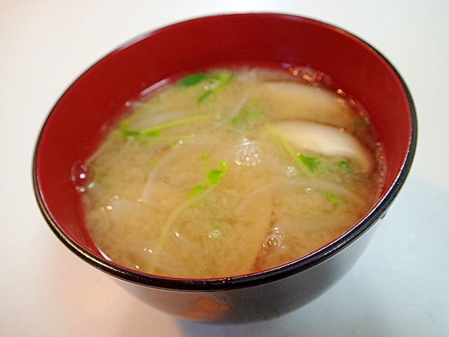 茅乃舎だし入り 玉葱と椎茸と豆苗のお味噌汁 レシピ 作り方 By ぷ みぃまま 楽天レシピ 茅乃舎だし入り 玉葱と椎茸と豆苗のお味噌汁 レシピ 作り方 By ぷ みぃまま 楽天レシピ