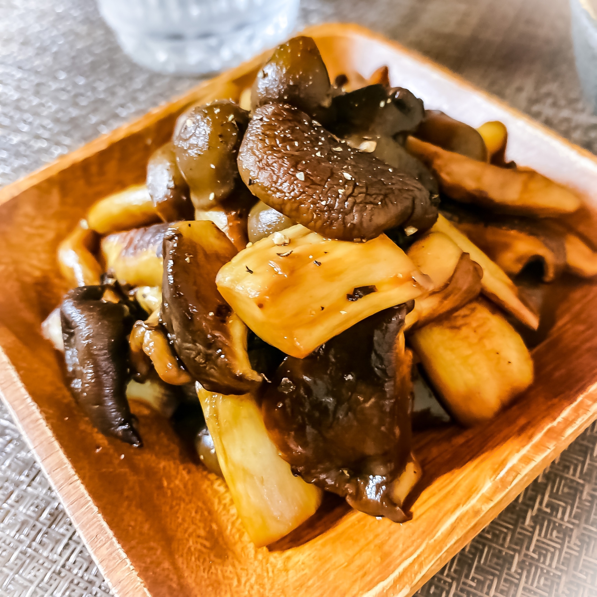 簡単おつまみ♪いろいろキノコのバルサミコ醤油ソテー