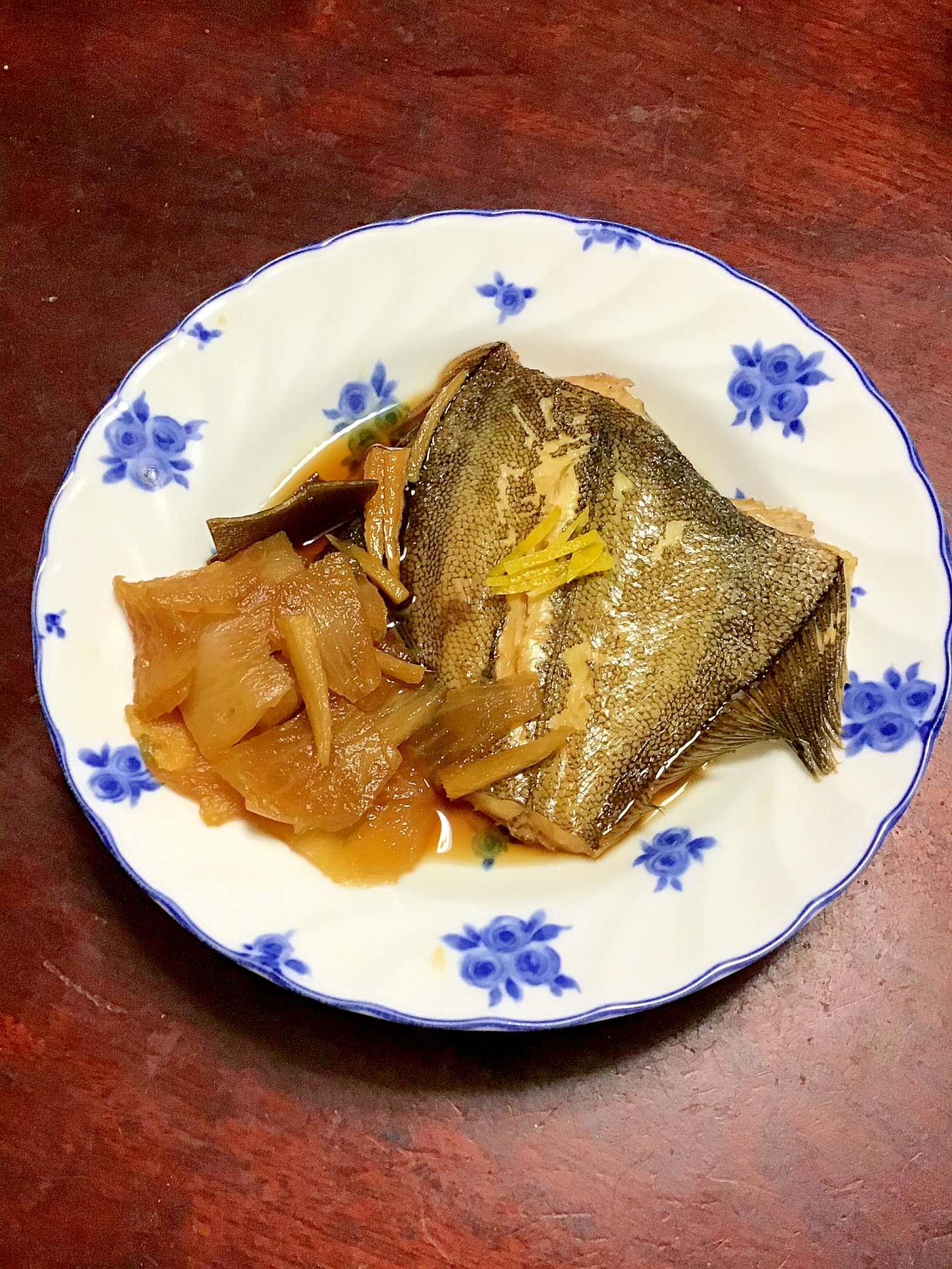 薄切り大根とカレイの煮つけ。