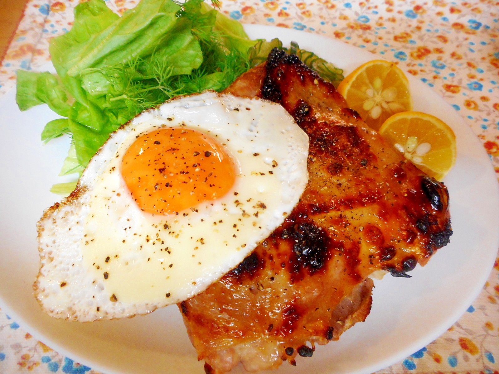 ジューシーグリルチキンと目玉焼きのワンプレート